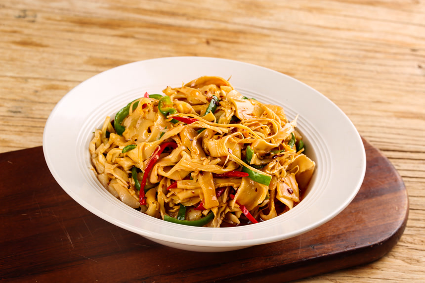 深底上的炒糯米笋