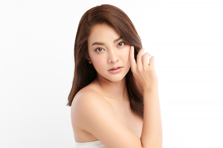 年轻美丽的亚洲女人，有着洁白的背景、脸蛋护理、面部护理、美容美发、美容美发、水疗、亚洲女性肖像.