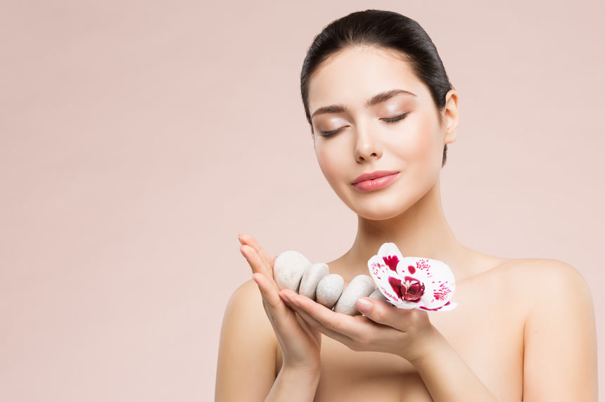 女性美容护理举行按摩美容护肤生活方式