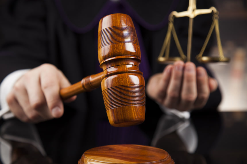 法官拿起法槌准备敲击法律制度宣传