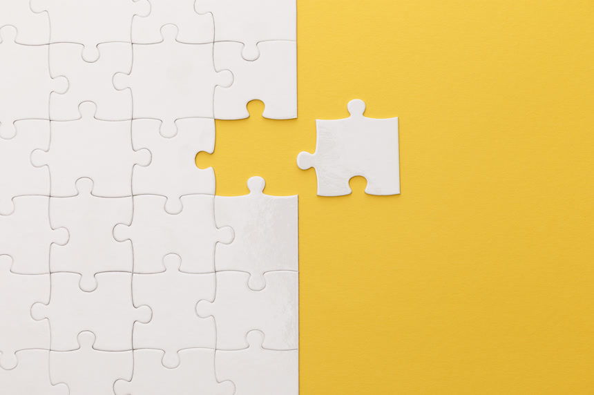 黄色背景上白色拼图的顶视图生活方式拼图游戏