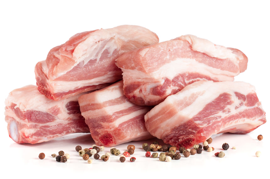 白色背景的五花肉与花椒的美食图片