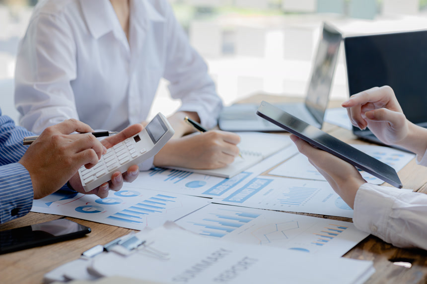 实业家小组在办公室开会他们讨论的主题是财务和财务管理商务经济