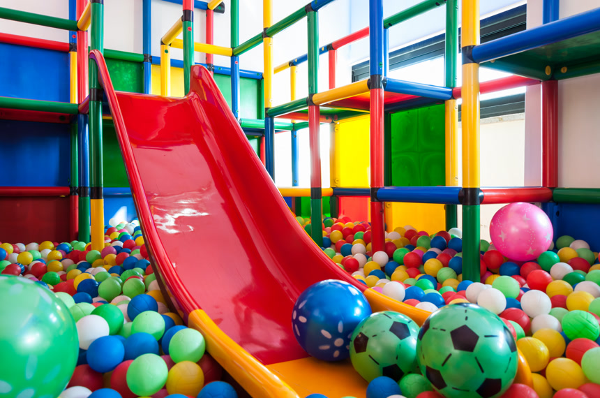 游乐场里的滑梯海洋球娱乐场所玩耍