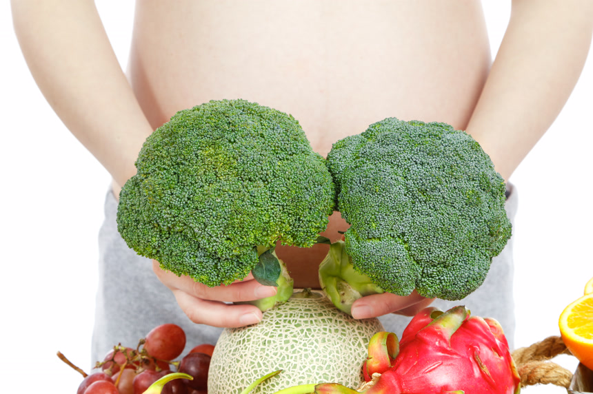 孕妇手里拿着西兰花