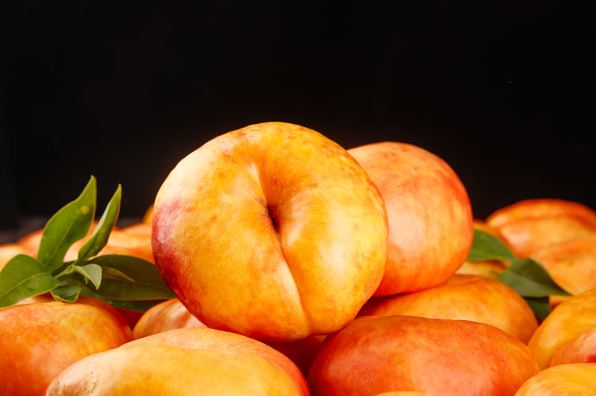 深底上的黄油蟠桃