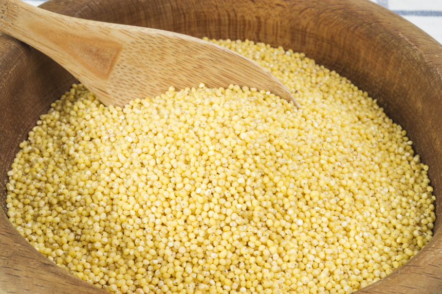 木质的容器里面装满了淡黄色的颗粒