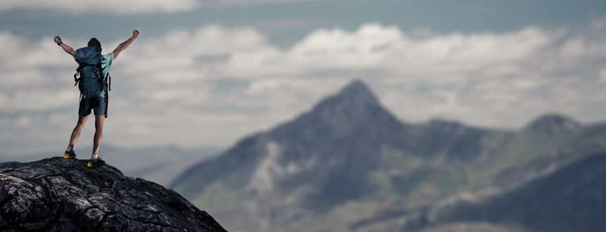 男性登山者成功登顶呐喊欢呼图励志