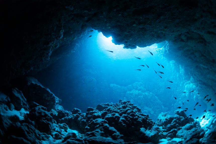 阳光直射向水下洞穴自然景观