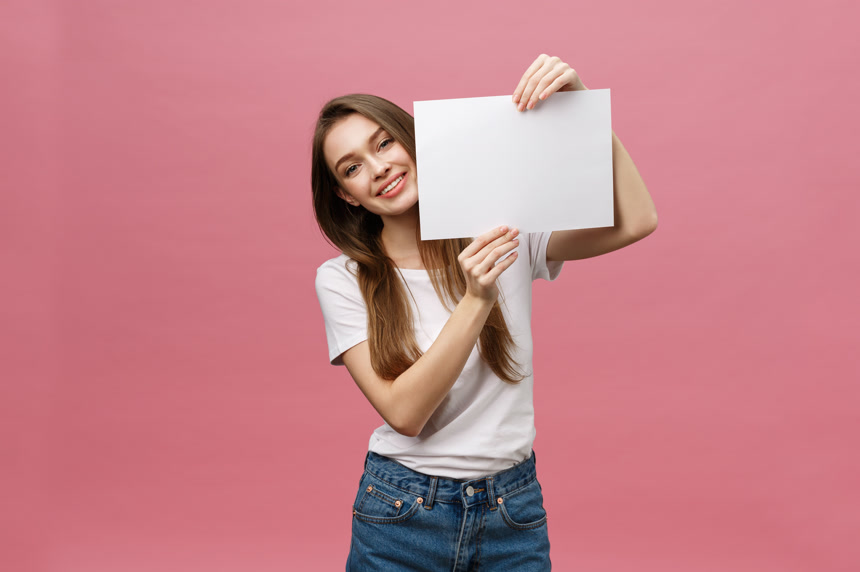 女孩拿着白色纸张广告宣传