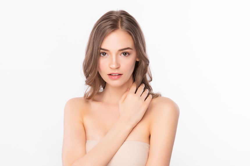 美丽的年轻女子，有着洁白的背景、脸蛋护理、面部护理、美容美发、美容美发、水疗、女性肖像 