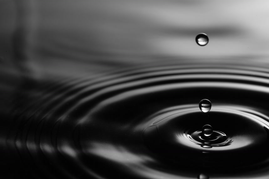 水溅在水面上的水滴电脑背景