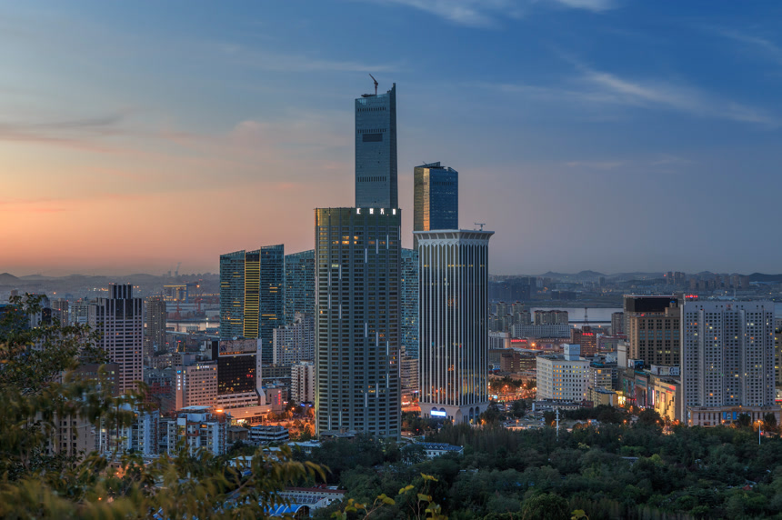 大连市日落时分现代建筑城市景观