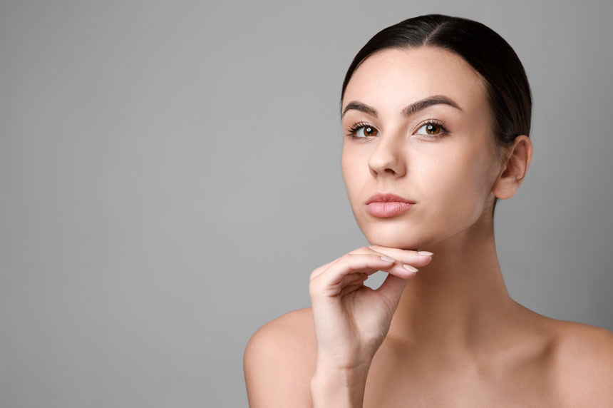 美丽的妇女的画像以健康皮肤美业美容