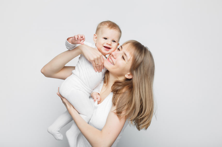 年轻的母亲抱起婴儿白底图人物写真亲子教育主题