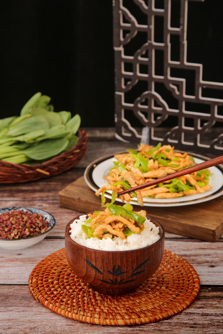 木底上的辣椒炒肉