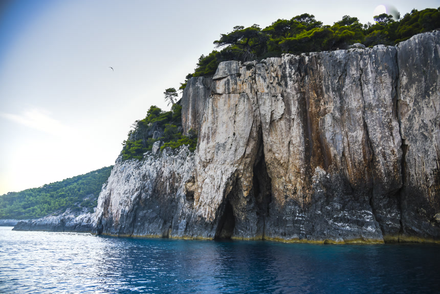 美丽的自然景观石头悬崖边上海水和树林景色