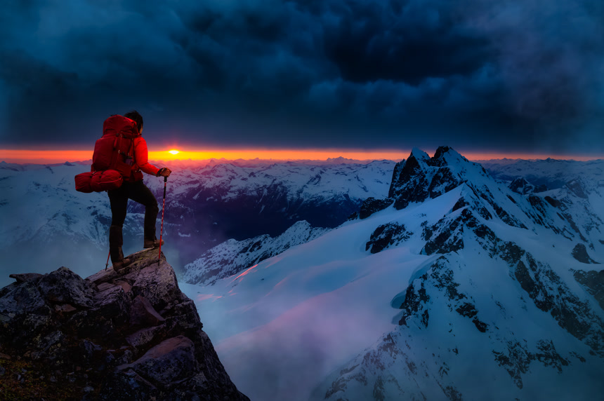 女孩背包客在山顶上旅途风景