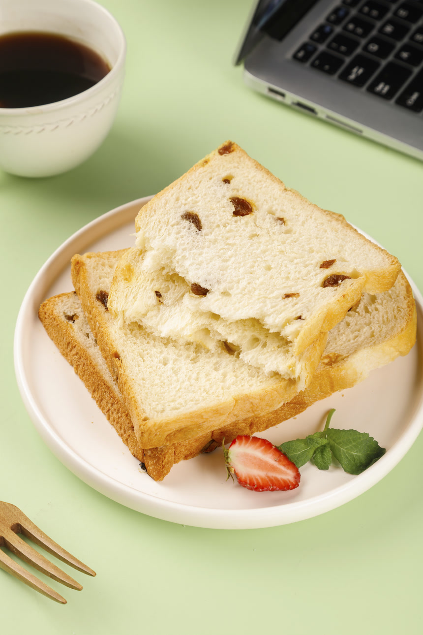 浅底上的葡萄干吐司