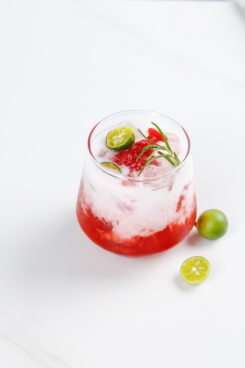 桌子上的夏日冷饮