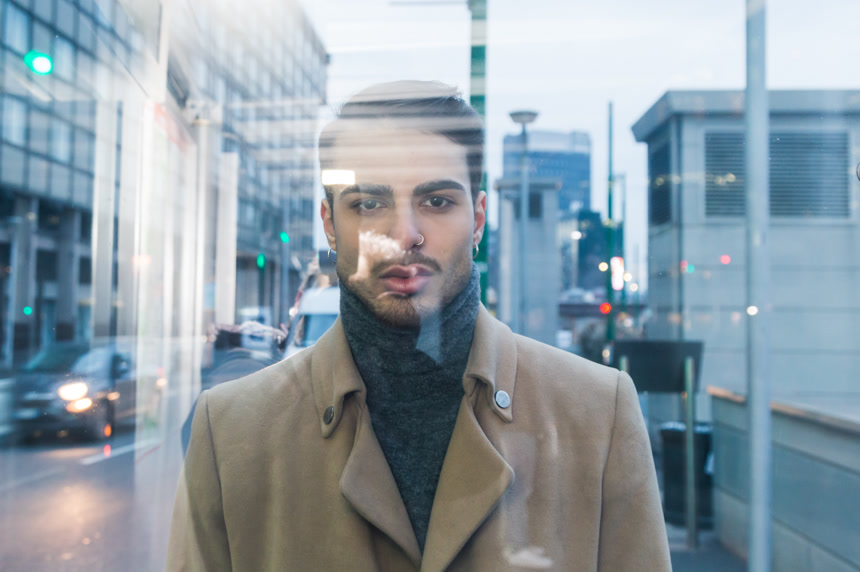 一个年轻人在玻璃后面的肖像