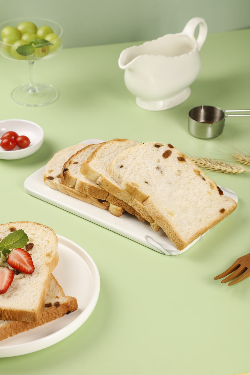 浅底上的葡萄干吐司