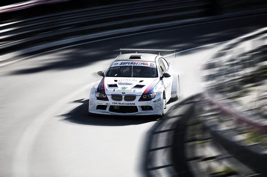 赛车场上极速行驶的赛车极限运动