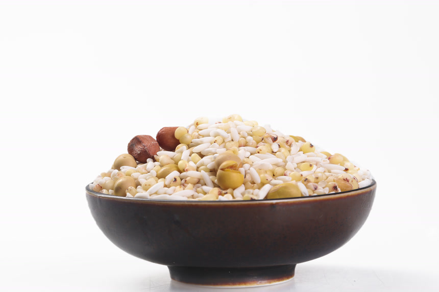 白底上的花生五谷豆浆