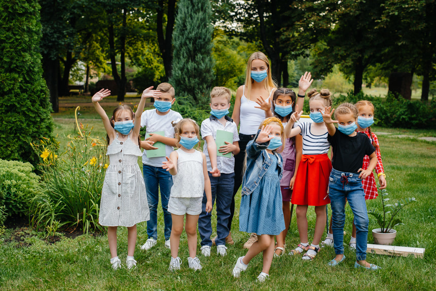 一群小孩在户外带着口罩医疗健康