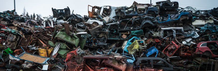 堆放着报废汽车的垃圾场环保回收