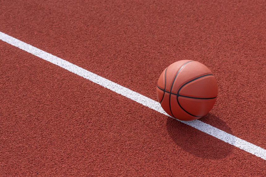 蓝球场地上的蓝球摄影图球类运动