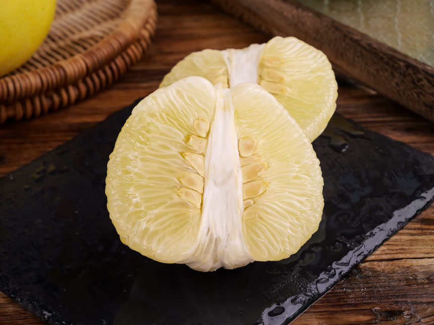 深底上的冰糖柚