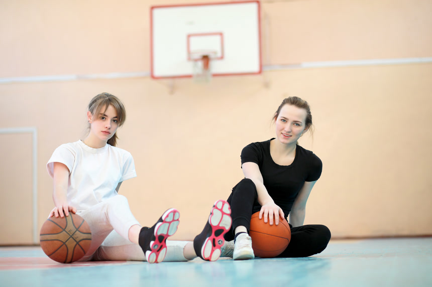 两个女学生在篮球场席地而坐体育运动背景壁纸