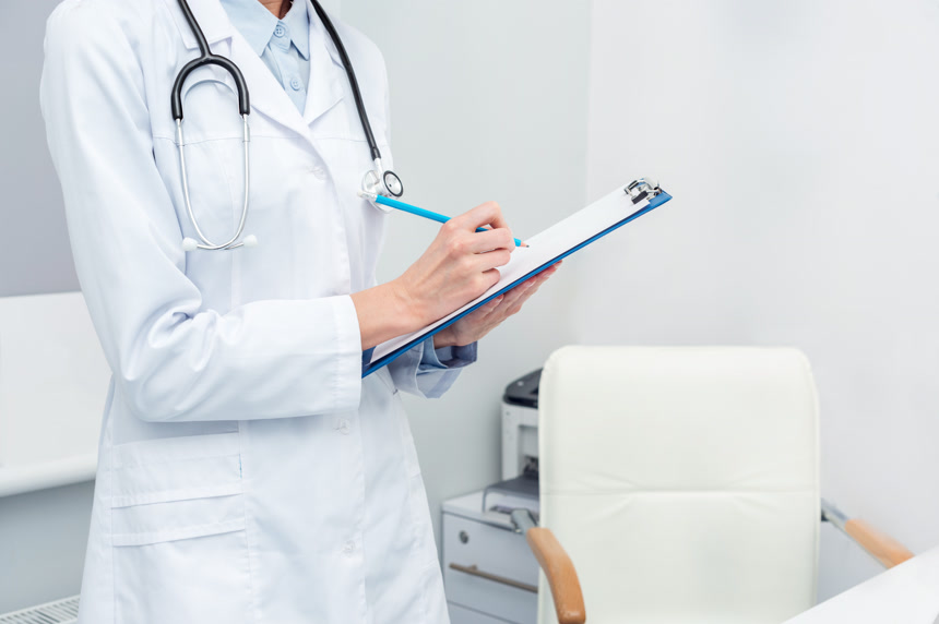 在工作的女医生白衣天使医疗健康