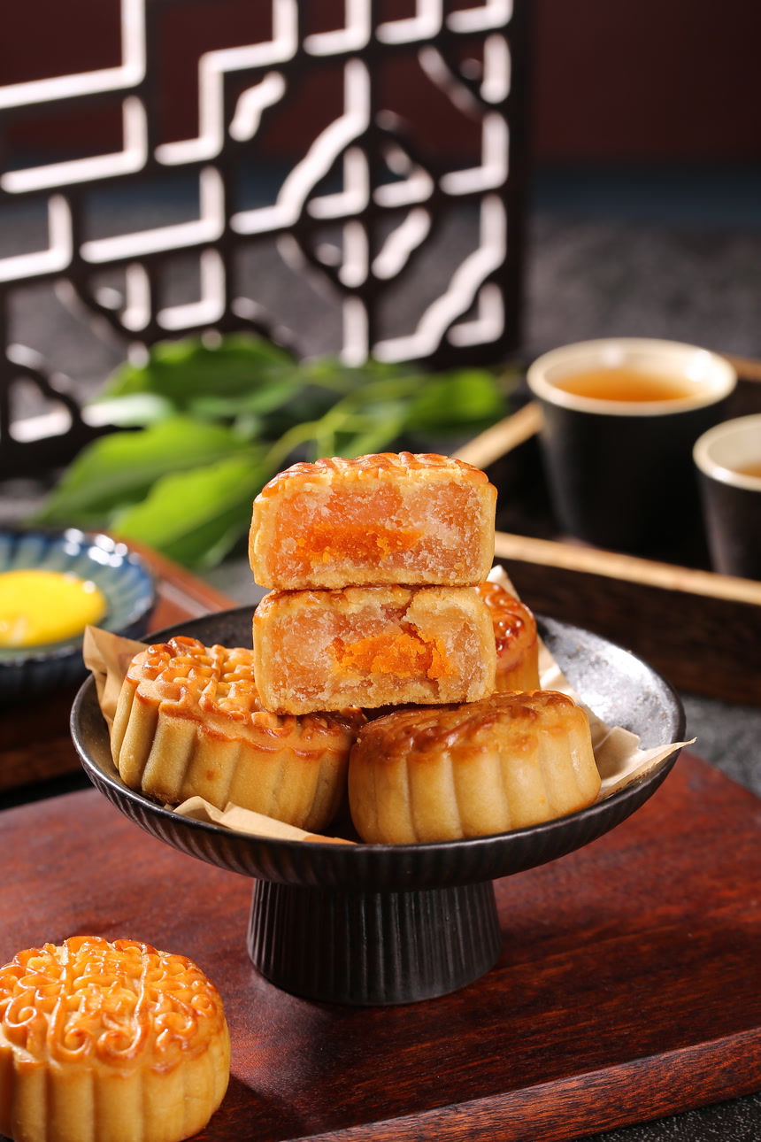 深底上的莲蓉蛋黄月饼