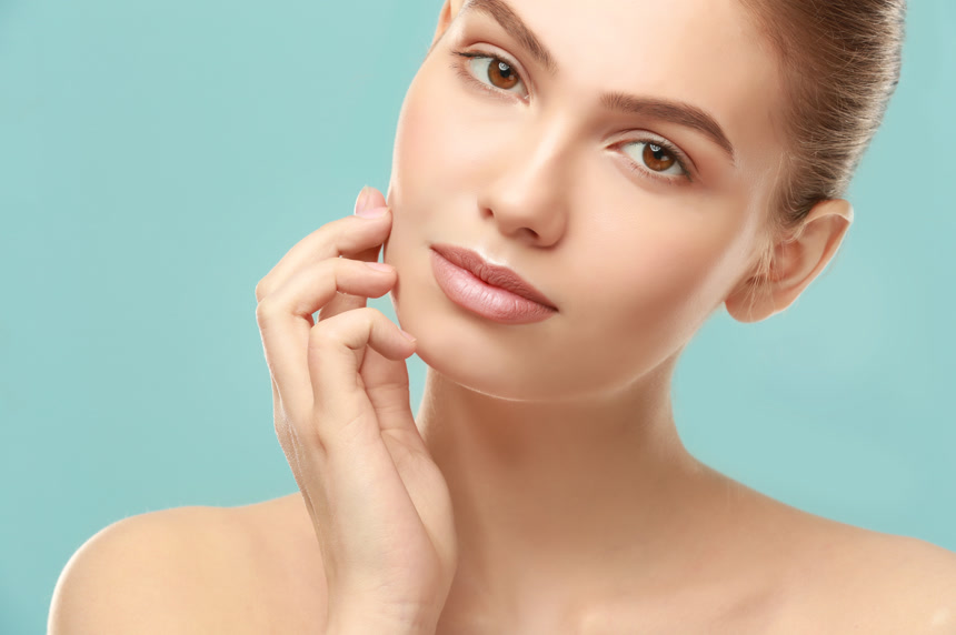 美丽的女性抚摸着自己的脸美业美容