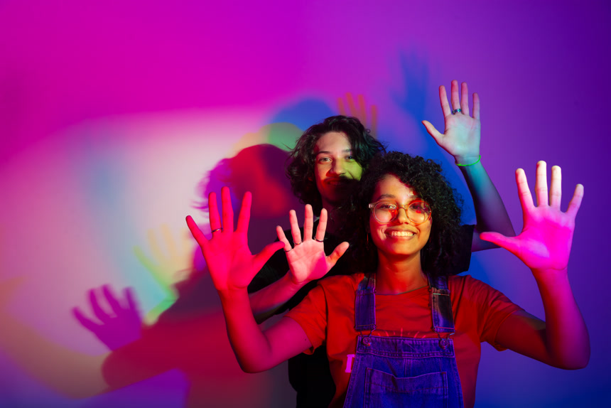 两个年轻情人的画像，背景上被彩色阴影隔开。rgb颜色