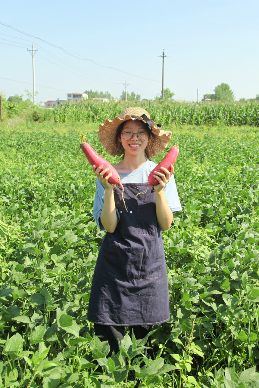 手里拿着红萝卜