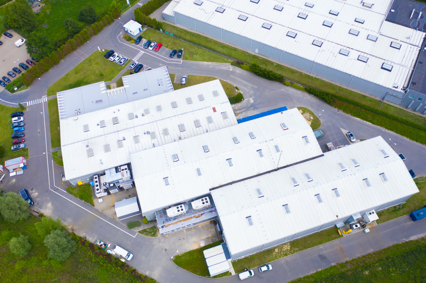 屋顶上有太阳能电池板的现代存储仓库的空中景观从工业园区物流中心