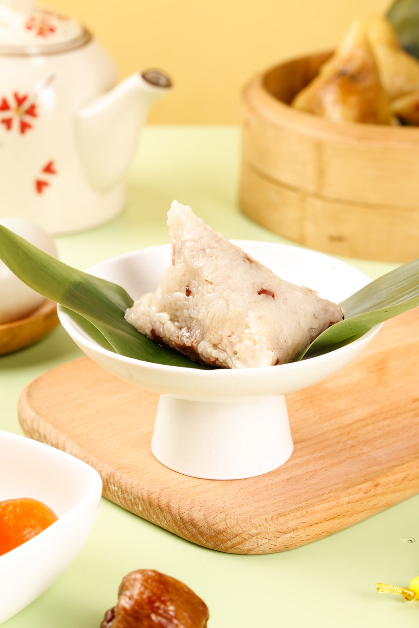 浅底上的糯米粽子