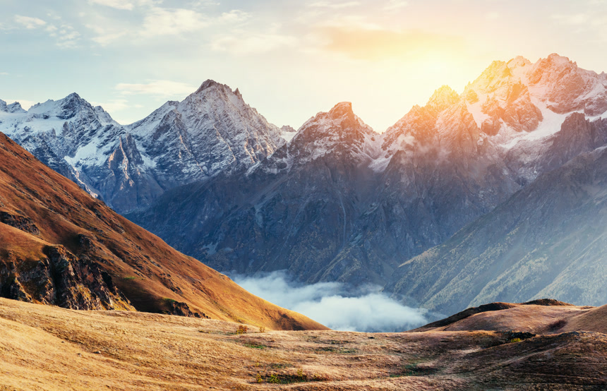 唯美黄昏下的雪山风景旅行旅游宣传电脑壁纸