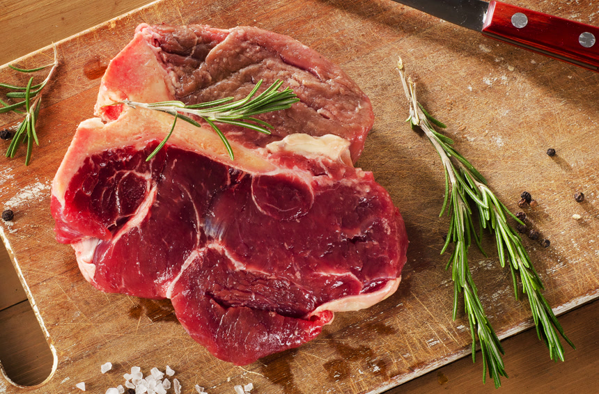 木板上新鲜的牛肉牛排餐饮西餐美食摆拍产品图