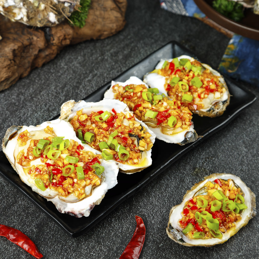 深底上的蒜蓉生蚝