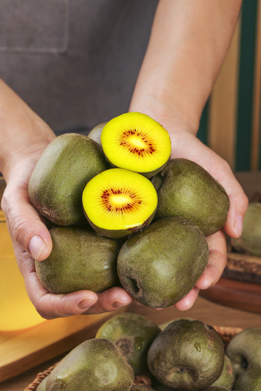 木底上的红心猕猴桃