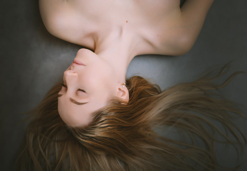 展示自己秀发的女性美业美容