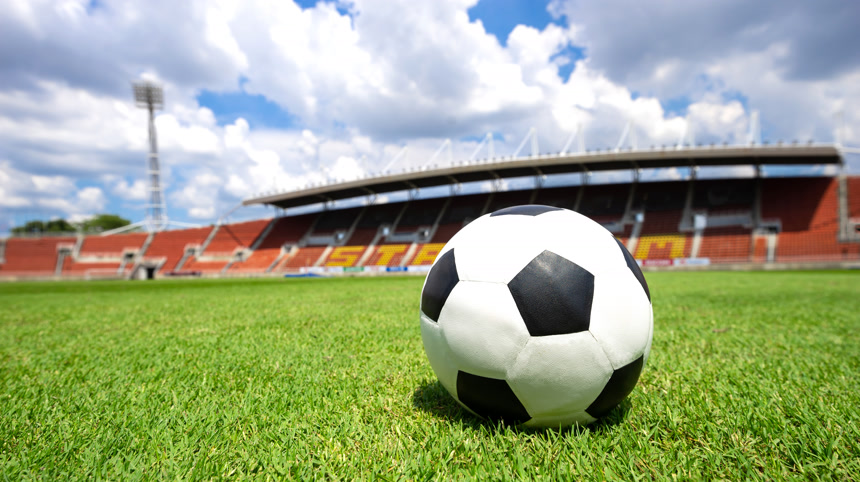 蓝天下体育场里的足球特写体育用品