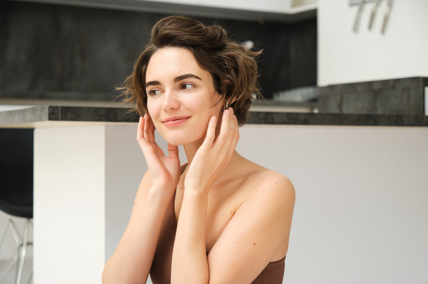 在室内微笑的女人美业美容