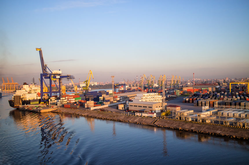 夕阳下大型集装箱码头 外贸出口