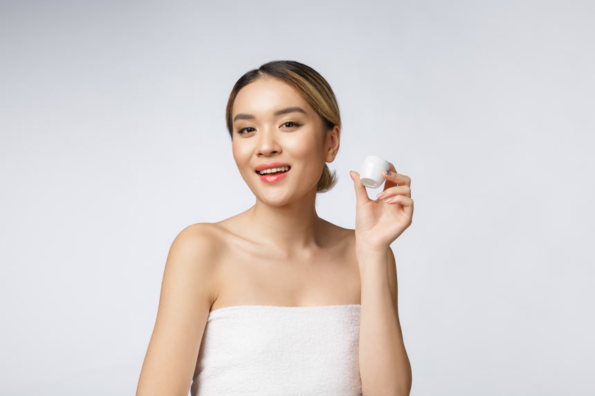 拿着护肤品的女模特美容医美宣传图