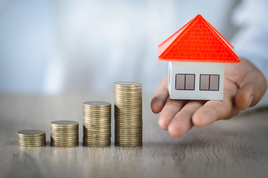 牵着房子模型的手住房行业抵押贷款计划和住房税节省战略抵押贷款投资房地产和财产概念 